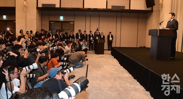 정용진 신세계그룹 회장이 26일 오전 강남구 조선팰리스 호텔서 5·18 민주화운동 기념일에 진행된 스타벅스 코리아의 부적절한 마케팅에 대한 사과문을 발표하고 있다./ 이호형 기자 leemario@sporbiz.co.kr 2026.05.26
