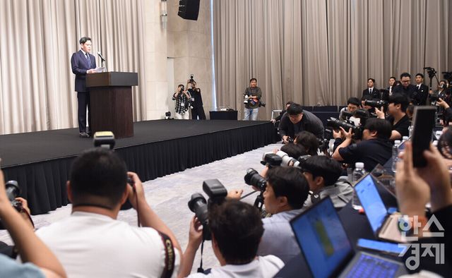 정용진 신세계그룹 회장이 26일 오전 강남구 조선팰리스 호텔서 5·18 민주화운동 기념일에 진행된 스타벅스 코리아의 부적절한 마케팅에 대한 사과문을 발표하고 있다./ 이호형 기자 leemario@sporbiz.co.kr 2026.05.26