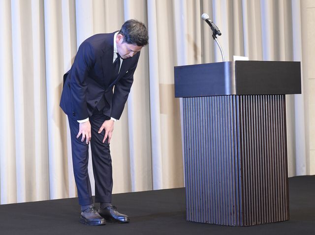 정용진 신세계그룹 회장이 26일 오전 서울 강남구 조선팰리스 호텔에서 5·18 민주화운동 기념일에 진행된 스타벅스 코리아의 부적절한 마케팅에 대한 사과문 발표에 앞서 사과 인사를 하고 있다./ 이호형 기자 leemario@sporbiz.co.kr 2026.05.26