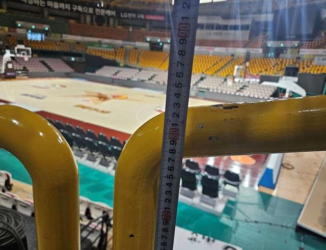 창원체육관 내부 안전난간이 높이 기준(90cm)에 미달된 모습.