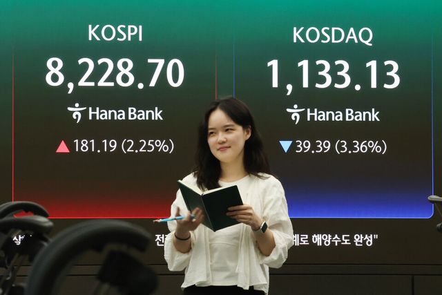 코스피가 27일 종가 기준 8200선에 안착하며 사상 최고치 기록을 다시 썼다. /사진=연합뉴스