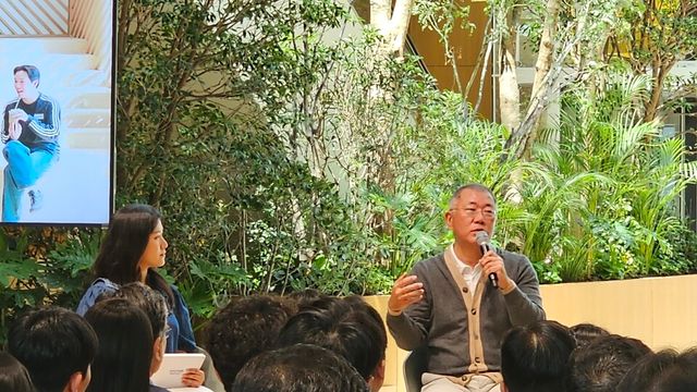 지난 15일 현대차그룹&nbsp;양재사옥에서&nbsp;열린&nbsp;로비&nbsp;스토리&nbsp;타운홀에&nbsp;참석한&nbsp;정의선 현대차그룹 회장이 임직원과 소통하고 있다./곽호준 기자&nbsp;