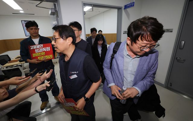 27일 경기 수원시 경기지방노동위원회에서 열린 카카오 노사 2차 조정 회의에 참석하는 서승욱 카카오 노조 지회장과 사측 관계자./연합뉴스