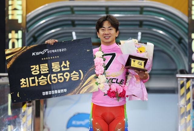 1-1 경륜 최다승 기록을 달성을 기념하는 행사에서 정종진이 환한 미소로 기뻐하고 있다.