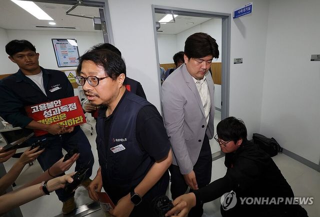 서승욱 카카오 노조 지회장과 사측 관계자들이 27일 경기 수원시 경기지방노동위원회에서 열린 카카오 노사 2차 조정 회의에 참석, 조정회의실로 들어가고 있다. /연합뉴스