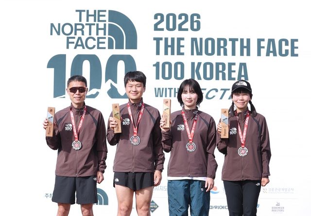 ‘벡티브 컬렉션’을 착용한 노스페이스 애슬리트팀 소속 선수들 모습. 왼쪽부터 심재덕, 임정현, 박수지, 장보영. /노스페이스 제공