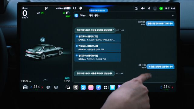 현대차그룹의 '플레오스 커넥트'의 '글레오 AI' 앱이 실행된 모습. 운전자는 차량용 AI 에이전트인 Gleo AI을 실행해 음성으로 목적지를 검색하고, 경로를 설정할 수 있다./현대차그룹