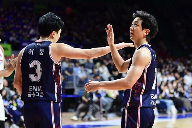 허웅(왼쪽)과 허훈. /KBL 제공