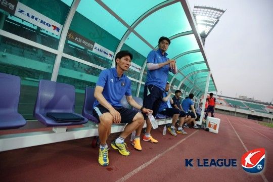 K리그 챌린지(현 K리그2) FC안양 감독 대행을 맡던 이영민 감독(왼쪽)과 수석코치로 보좌한 유병훈 감독. /한국프로축구연맹 제공