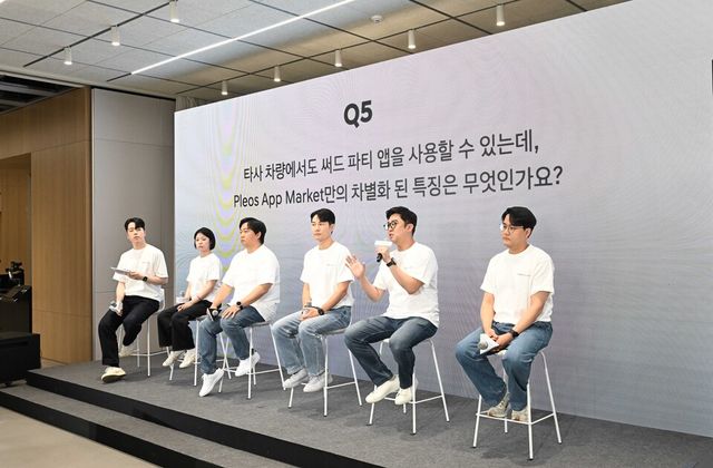 '플레오스&nbsp;커넥트&nbsp;미디어&nbsp;데이'에서&nbsp;Q&A&nbsp;세션을&nbsp;진행하는&nbsp;모습. (좌측부터) 류권우 현대차·기아 매니저,&nbsp;윤한나&nbsp;연구원,&nbsp;이승재&nbsp;책임연구원,&nbsp;김창섭&nbsp;책임연구원,&nbsp;42dot&nbsp;윤치형&nbsp;TL,&nbsp;이종호&nbsp;GL이 질의 응답을 하고 있다./현대차그룹&nbsp;