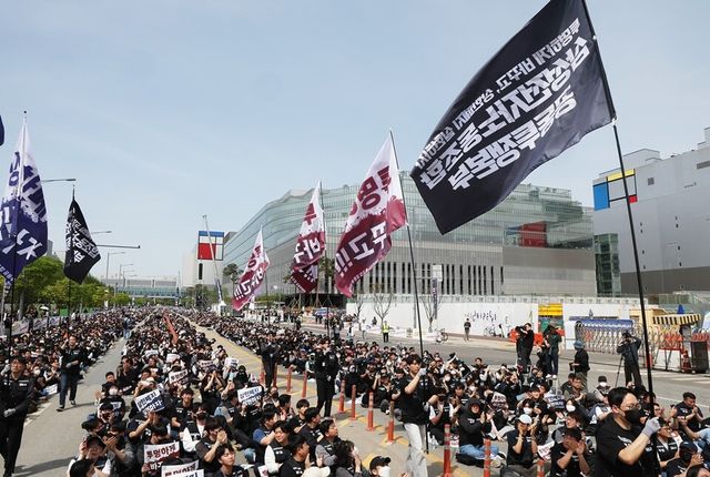 &nbsp;23일 경기도 평택시&nbsp;삼성전자&nbsp;평택캠퍼스 앞에서 열린&nbsp;삼성전자&nbsp;노동조합&nbsp;공동투쟁본부의 '투명하게 바꾸고, 상한폐지 실현하자-4/23 투쟁 결의대회'에서 노조 깃발이 입장하고 있다. 사진/연합뉴스