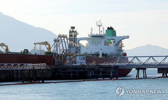우회로 '홍해' 통과한 첫 유조선의 모습./연합뉴스