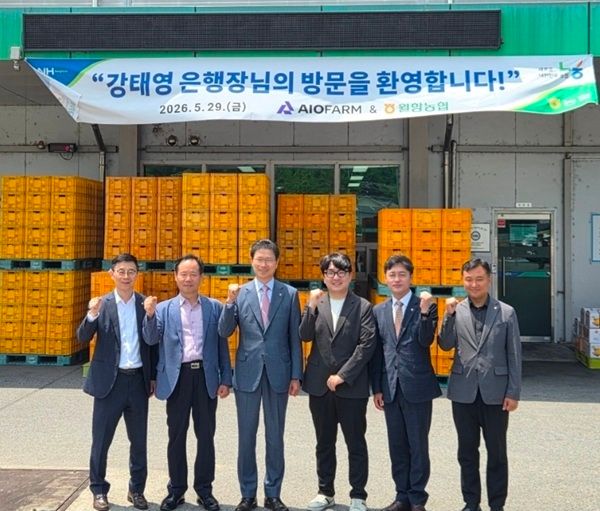 강태영 NH농협은행장이 지난 29일 경북 성주군 소재 월항농협 산지유통센터(APC)의 농식품 펀드 투자기업인 에이오팜을 방문했다. /NH농협은행 제공&nbsp;