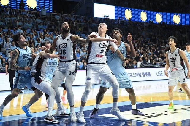 소노와 KCC 선수단이 골밑에서 몸싸움하고 있다. /KBL 제공