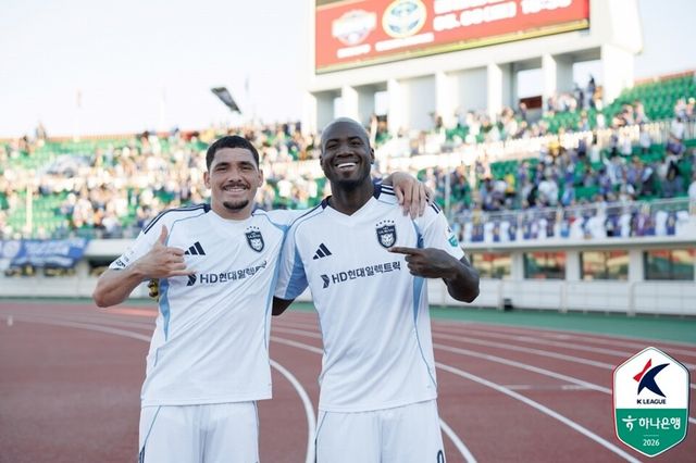 야고(왼쪽)와 말컹이 김천전 승리 후 기념 촬영하고 있다. /한국프로축구연맹 제공
