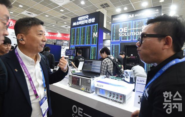 아시아 최대 규모의 AI 전시회 2026 국제인공지능대전 (AI EXPO KOREA 2026)이 6일 서울 강남구 코엑스 A홀에서 ‘인공지능의 모든 것(Everything of AI)’ 를 주제로 개막됐다.OE솔루션 부스 담당자가 관람객의 광모듈 의견을 경청하고 있다./ 이호형 기자 leemario@sporbiz.co.kr 2026.05.06