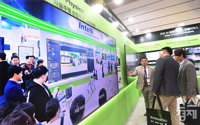 아시아 최대 규모의 AI 전시회 2026 국제인공지능대전 (AI EXPO KOREA 2026)이 6일 서울 강남구 코엑스 A홀에서 ‘인공지능의 모든 것(Everything of AI)’ 를 주제로 개막됐다.인텔리빅스 부스 담당자가 관람객에게 자율주행 순찰로봇 아르고스에 대해 설명하고 있다./ 이호형 기자 leemario@sporbiz.co.kr 2026.05.06