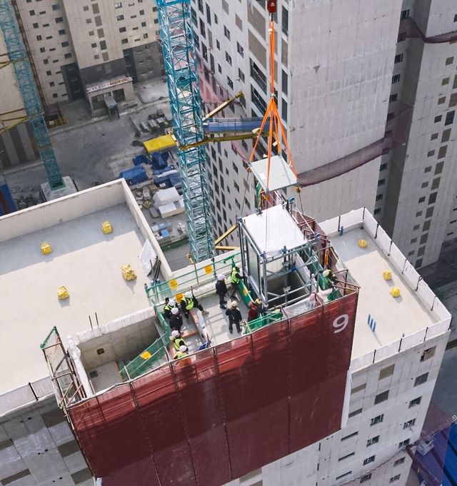모듈러 엘리베이터 시공 모습./현대건설