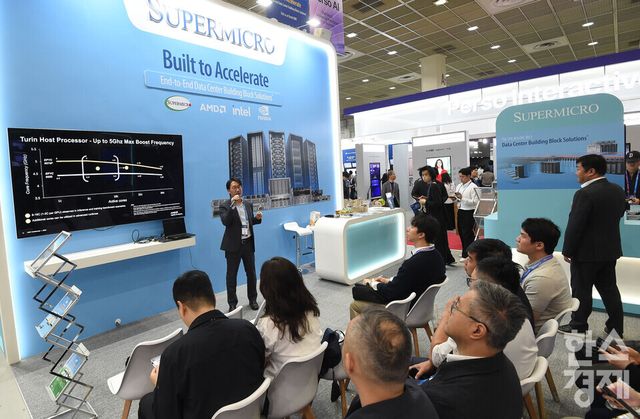 아시아 최대 규모의 AI 전시회 2026 국제인공지능대전 (AI EXPO KOREA 2026)이 6일 서울 강남구 코엑스 A홀에서 ‘인공지능의 모든 것(Everything of AI)’ 를 주제로 개막됐다.슈퍼마이크로 부스 담당자가 관람객에게 데이터센터 빌딩블록 조성에 대해 강연을 하고 있다./ 이호형 기자 leemario@sporbiz.co.kr 2026.05.06