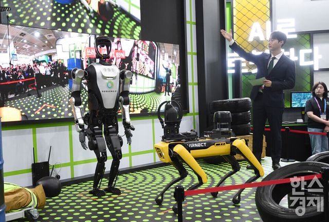 아시아 최대 규모의 AI 전시회 2026 국제인공지능대전 (AI EXPO KOREA 2026)이 6일 서울 강남구 코엑스 A홀에서 ‘인공지능의 모든 것(Everything of AI)’ 를 주제로 개막됐다. 페르소나 AI 부스서 AI탑재 사족 로봇개와 휴머노이드 로봇이 관람객에게 시연을 보이고 있다./ 이호형 기자 leemario@sporbiz.co.kr 2026.05.06