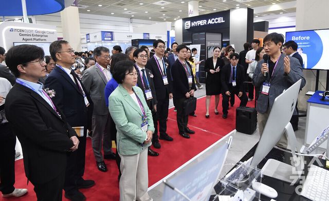 아시아 최대 규모의 AI 전시회 2026 국제인공지능대전 (AI EXPO KOREA 2026)이 6일 서울 강남구 코엑스 A홀에서 ‘인공지능의 모든 것(Everything of AI)’ 를 주제로 개막됐다.유태준 한국피지컬AI협회장과 김현, 최형두, 주진우 국회의원 등 내빈들이 지미션 부스서 담당자의 VLM 기반 지능형 OCR에 대한 설명을 듣고 있다./ 이호형 기자 leemario@sporbiz.co.kr 2026.05.06
