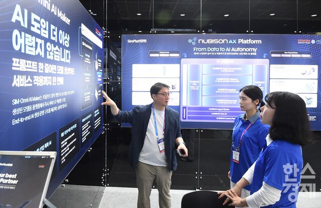 아시아 최대 규모의 AI 전시회 2026 국제인공지능대전 (AI EXPO KOREA 2026)이 6일 서울 강남구 코엑스 A홀에서 ‘인공지능의 모든 것(Everything of AI)’ 를 주제로 개막됐다.심플랫폼 부스 담당자가 관람객에게 SIM-Omni AI 마켓에 대해 설명하고 있다./ 이호형 기자 leemario@sporbiz.co.kr 2026.05.06