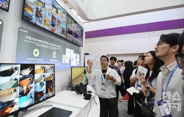 아시아 최대 규모의 AI 전시회 2026 국제인공지능대전 (AI EXPO KOREA 2026)이 6일 서울 강남구 코엑스 A홀에서 ‘인공지능의 모든 것(Everything of AI)’ 를 주제로 개막됐다.리더스 시스템 부스 담당자가 디지털 트윈과 생성형 AI의 만남으로 피지컬 AI가 시작되는 상황을 관람객에게 설명을 해주고 있다./ 이호형 기자 leemario@sporbiz.co.kr 2026.05.06