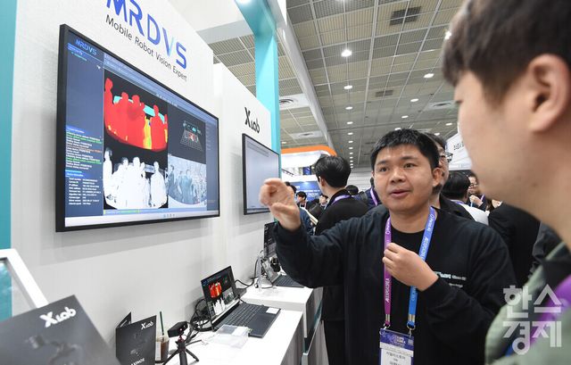 아시아 최대 규모의 AI 전시회 2026 국제인공지능대전 (AI EXPO KOREA 2026)이 6일 서울 강남구 코엑스 A홀에서 ‘인공지능의 모든 것(Everything of AI)’ 를 주제로 개막됐다.리얼리스토어 부스 담당자가 관람객에게 모바일 로봇 비전 전문가에 대해 설명하고 있다./ 이호형 기자 leemario@sporbiz.co.kr 2026.05.06