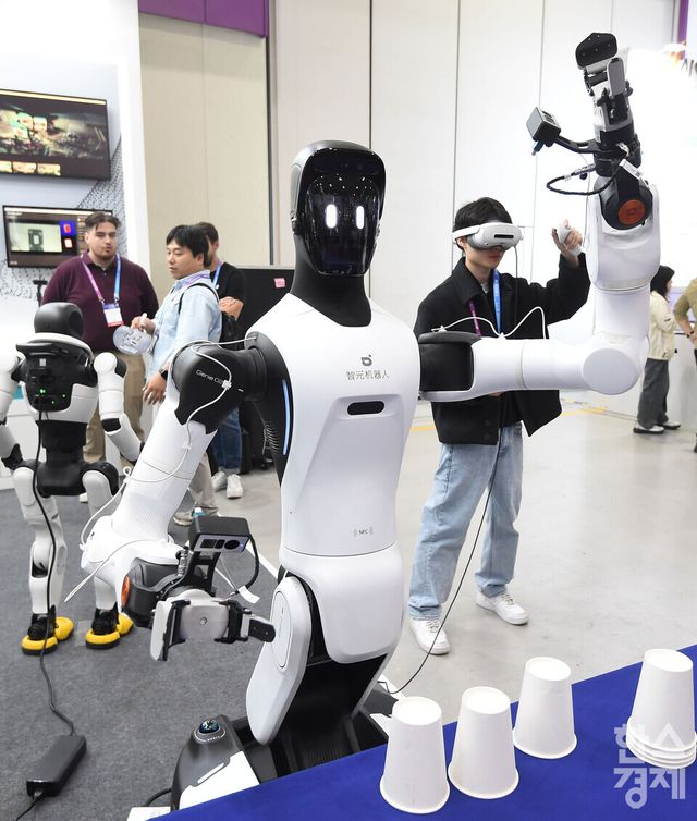 아시아 최대 규모의 AI 전시회 2026 국제인공지능대전 (AI EXPO KOREA 2026)이 6일 서울 강남구 코엑스 A홀에서 ‘인공지능의 모든 것(Everything of AI)’ 를 주제로 개막됐다.리얼리스토어 부스 담당자가 관람객에게 가상현실을 이용한 AGIBOT 시연을 선보이고 있다./ 이호형 기자 leemario@sporbiz.co.kr 2026.05.06