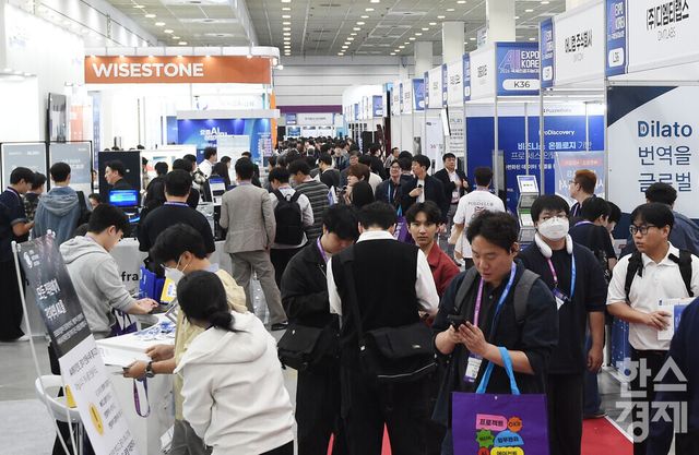 아시아 최대 규모의 AI 전시회 2026 국제인공지능대전 (AI EXPO KOREA 2026)이 6일 서울 강남구 코엑스 A홀에서 ‘인공지능의 모든 것(Everything of AI)’ 를 주제로 개막된 가운데 관람객들이 다양한 AI 부스를 둘러보고 있다./ 이호형 기자 leemario@sporbiz.co.kr 2026.05.06