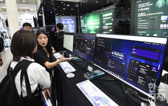 아시아 최대 규모의 AI 전시회 2026 국제인공지능대전 (AI EXPO KOREA 2026)이 6일 서울 강남구 코엑스 A홀에서 ‘인공지능의 모든 것(Everything of AI)’ 를 주제로 개막된 가운데 사미텍 부스 담당자가 관람객에게 AI플랫폼에 관한 설명을 해주고 있다./ 이호형 기자 leemario@sporbiz.co.kr 2026.05.06