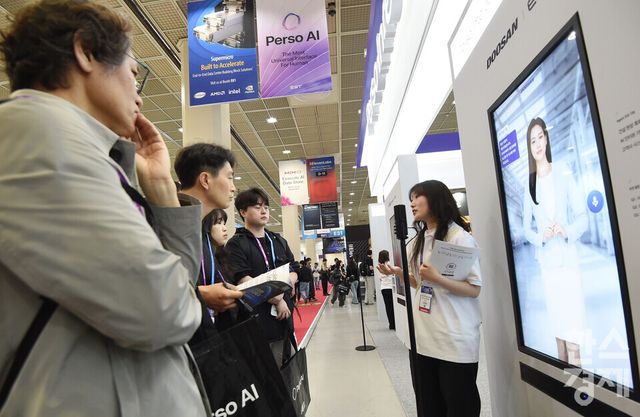 아시아 최대 규모의 AI 전시회 2026 국제인공지능대전 (AI EXPO KOREA 2026)이 6일 서울 강남구 코엑스 A홀에서 ‘인공지능의 모든 것(Everything of AI)’ 를 주제로 개막됐다.페르소 인터렉티브 부스 담당자가 관람객에게 AI 비서에 대해 설명을 하고 있다./ 이호형 기자 leemario@sporbiz.co.kr 2026.05.06