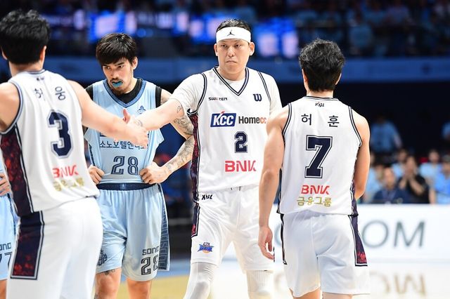최준용(가운데)이 허웅과 하이파이브하고 있다. /KBL 제공
