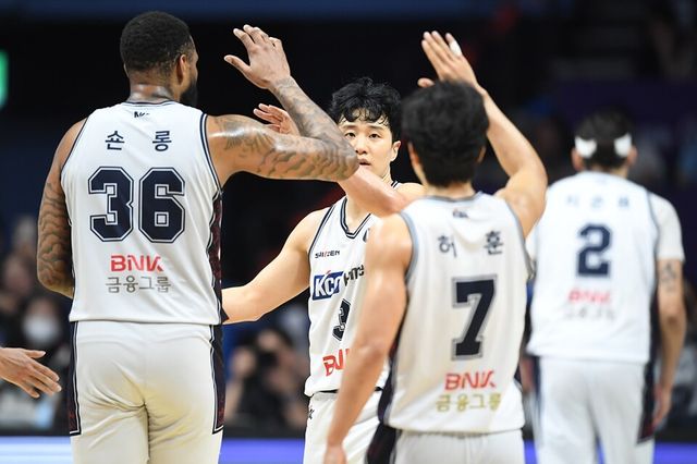 허웅(가운데)이 동료들과 기뻐하고 있다. /KBL 제공