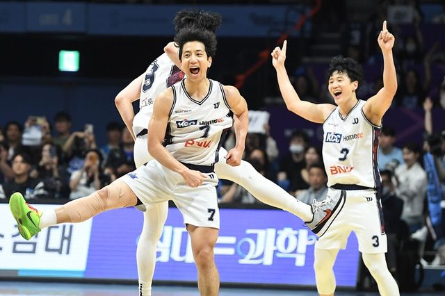 KCC 선수단이 2차전 승리 후 기뻐하고 있다. /KBL 제공