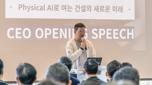 허윤홍 GS건설 대표가 ‘2026년 임원 워크샵’에서 피지컬AI 도입의 속도와 실행력을 강조하고 있다./GS건설