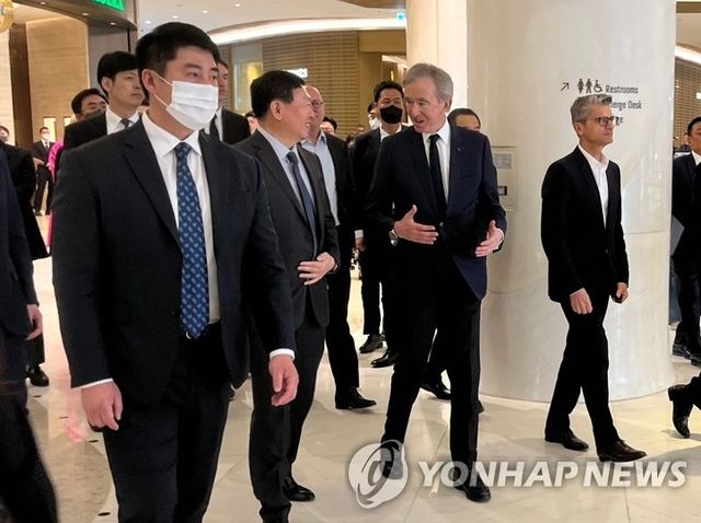 지난 2023년 3월 베르나르 아르노 루이뷔통모에헤네시(LVMH) 회장이 서울 송파구 잠실 롯데 에비뉴엘에서 신동빈 롯데 회장을 만나고 있다./ 연합뉴스