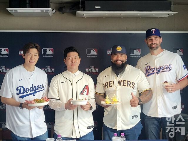오스틴 강(왼쪽부터), 김병현, 에릭 테임즈, 더스틴 니퍼트가 MLB 브렉퍼스트 클럽 미디어데이에 참석한 후 기념 촬영하고 있다. /신희재 기자