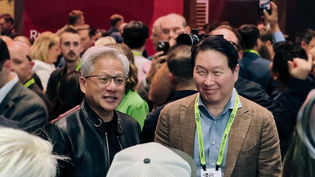 GTC 2026 당시, SK하이닉스 전시 부스를 찾은 엔비디아 젠슨 황 CEO(가운데 왼쪽)와 최태원 SK그룹 회장(가운데 오른쪽)./SK