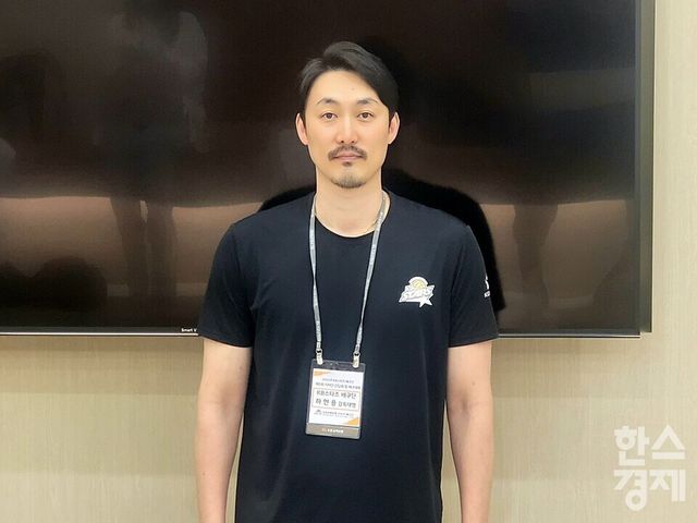 하현용 감독대행이 1일 미디어데이에서 인터뷰를 마친 후 촬영에 응하고 있다. /신희재 기자