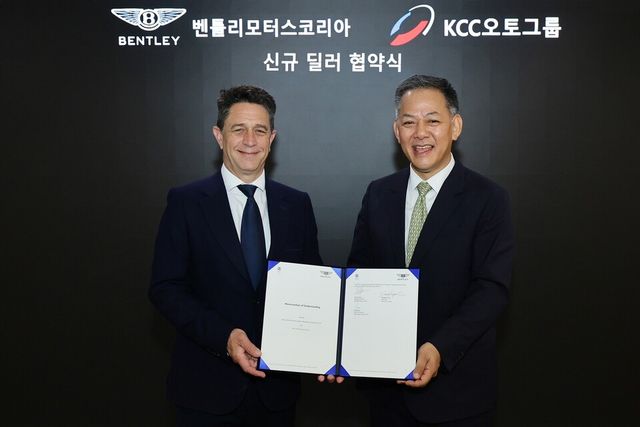 (왼쪽부터) 데이브 헤이터 벤틀리모터스 아시아-태평양 지역 총괄 디렉터 이상현 KCC오토그룹 회장이 기념 촬영을 하고 있다.