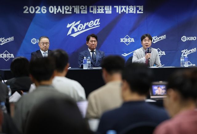 류지현(오른쪽) 감독이 대표팀 명단 발표 후 발언하고 있다. /연합뉴스