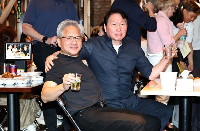 젠슨 황 엔비디아 최고경영자(CEO)가 최근 방한 기간 최태원 SK그룹 회장과 일명 '삼쏘회동(삼겹살+소주)을 가져 화제가 됐다. 연합뉴스&nbsp;