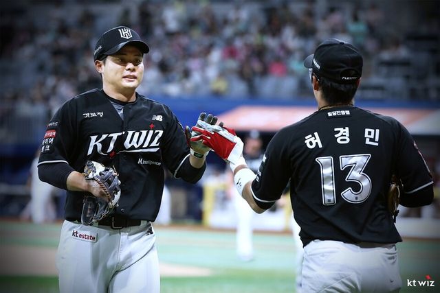 권동진(왼쪽)과 허경민. /KT 위즈 제공
