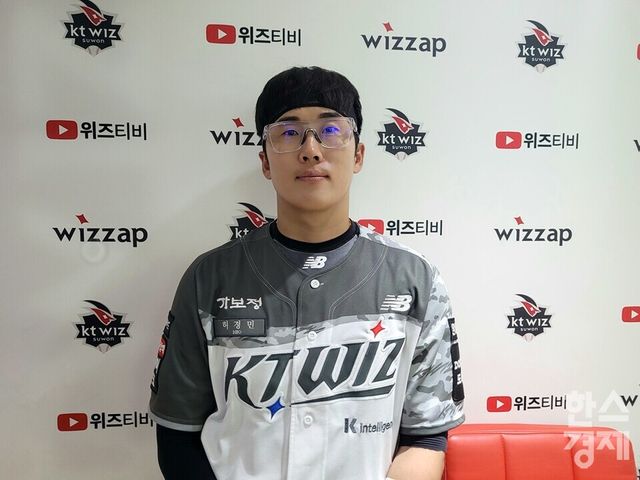 허경민이 13일 경기 후 수훈 선수 자격으로 인터뷰를 마치고 촬영에 응하고 있다. /신희재 기자