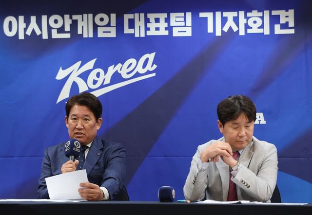 조계현(왼쪽)&nbsp;전력강화위원장과 류지현 감독이 아시안게임 대표팀 명단을 공개하고 있다. /연합뉴스