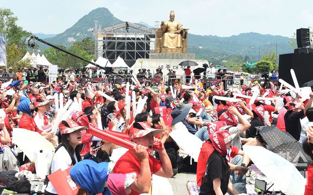 12일 오전 서울 광화문광장에서 시민들이 무더위에도 KT 사옥 메인 빌딩 벽면 전체를 활용한 초대형 미디어 파사드를 통해 북중미 월드컵 체코전을 시청하며 응원하고 있다./ 이호형 기자 leemario@sporbiz.co.kr