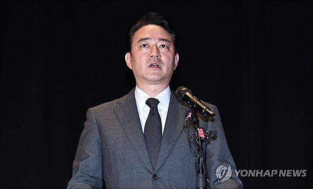홍정도 중앙그룹 부회장이 15일 서울 마포구 중앙일보빌딩에서 열린 JTBC 등 중앙그룹 일부 계열사의 유동성 위기로 인한 회생 절차 개시 관련 입장 발표 기자회견에서 사과문을 낭독하고 있다. /연합뉴스