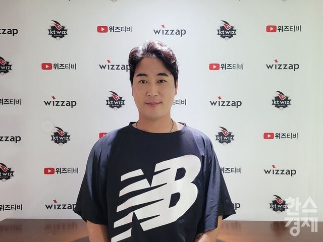 우규민이 13일 수원 KT위즈파크에서 본지와 인터뷰한 후 촬영에 응하고 있다. /신희재 기자