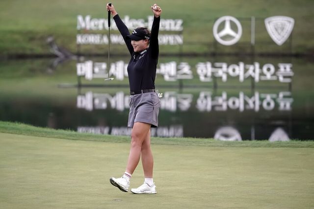 두산건설 We’ve 골프단 김민솔이 메르세데스-벤츠 한국여자오픈에서 생애 첫 메이저 우승을 기록한 후 기뻐하고 있다. /두산건설 제공